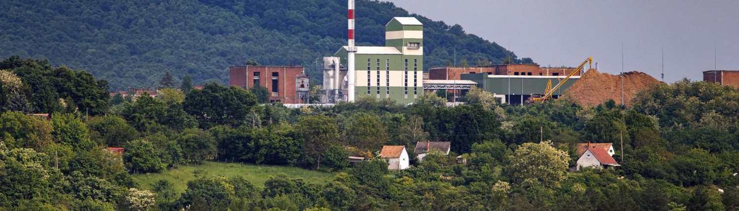 Távoli kép a Komlói erőműről zöld erdővel körülvéve