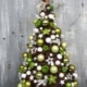 Karácsonyfa zöldes árnyalatú gömbökkel