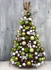 Karácsonyfa zöldes árnyalatú gömbökkel
